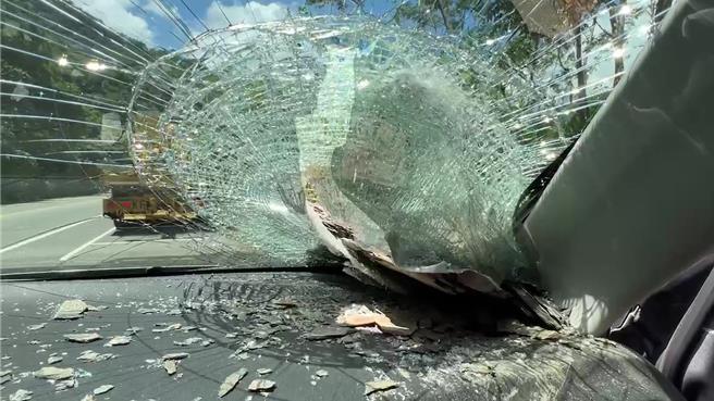 台東民眾車輛遭落石擊中。（蔡旻妤攝）