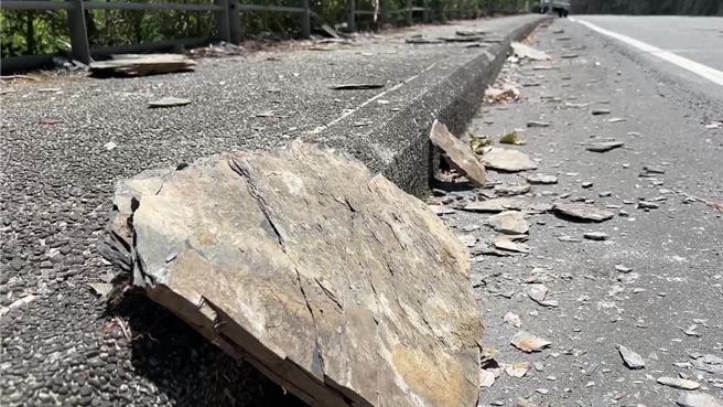 台東194縣道出現落石。（蔡旻妤攝）