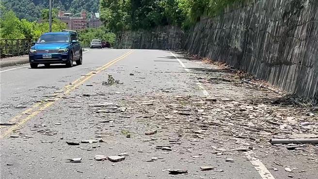 台東194縣道出現落石。（蔡旻妤攝）