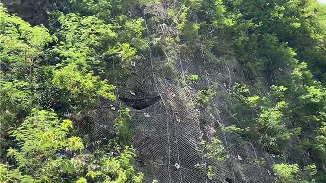 民眾指出，該路段山壁防止落石的掛網已經出現破洞。（蔡旻妤攝）