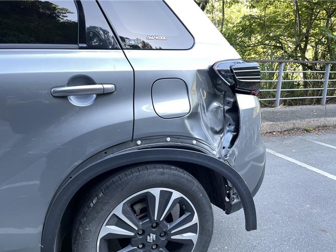 台東民眾車輛遭落石擊中。（蔡旻妤攝）