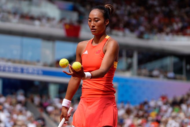 在巴黎奧運會網球女單決賽中，中國選手鄭欽文奪得金牌。(美聯社)