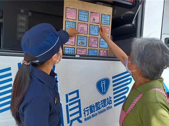 桃警也持续分龄分眾宣导，今年来配合相关路权机关办理370场宣导场次，约2.5万人参与，透过图像、影片及网路社群等多媒体宣导，达到加乘效果。(交大提供／蔡依珍桃园传真)