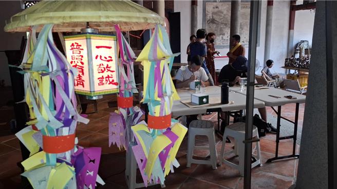 台南市陳聚德堂3日晚間有一場普度公燈工作坊，有大學生從基隆南下學習這項傳統技藝。（程炳璋攝）