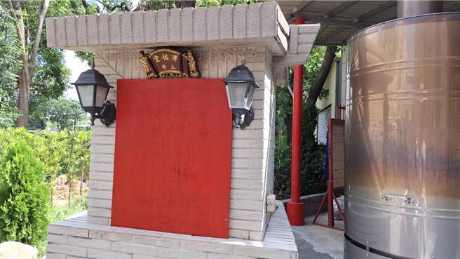 米街澤祐堂不只懸掛普度公燈，還將五營以紅紙封住，象徵「收兵」讓好兄弟可以放心休息。（程炳璋攝）