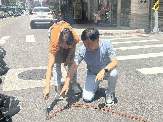 拳擊女將吳詩儀在60公斤級４強賽中獲得奧運銅牌，家中經營的「文湖21雞湯麵」4日在店外放鞭炮慶祝。（劉瑋晴攝）