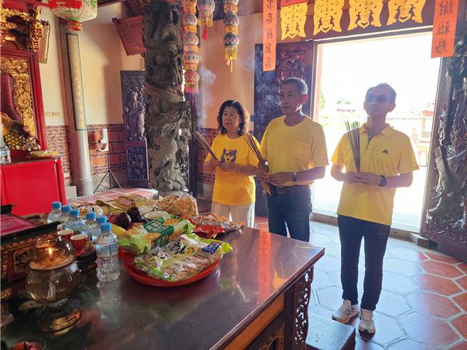 李洋的家鄉金門古寧頭親友團今早也在他三伯李開陣（中）與堂哥李有忠（右）等人帶領下，前往村裡的雙鯉古地關帝廟參拜祈福。（民眾提供）