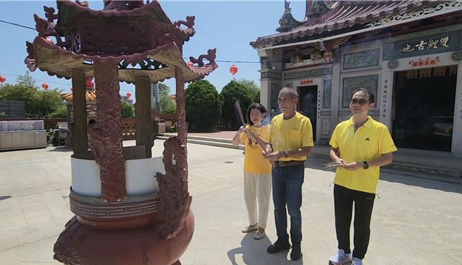 李洋的家鄉金門古寧頭親友團今早也在他三伯李開陣（中）與堂哥李有忠（右）等人帶領下，前往村裡的雙鯉古地關帝廟參拜祈福。（民眾提供）