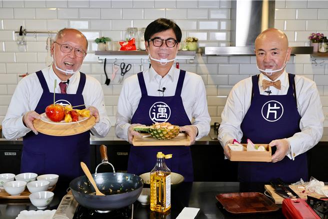 為了宣傳「2024台日大港水果祭」活動，高雄市長陳其邁與日方合體比拚「水果料理秀」，陳其邁獻上鳳梨蝦仁炒飯，這也是他20年來首次炒飯，拍攝過程中笑料不斷。（高市府行國處提供／洪浩軒高雄傳真）