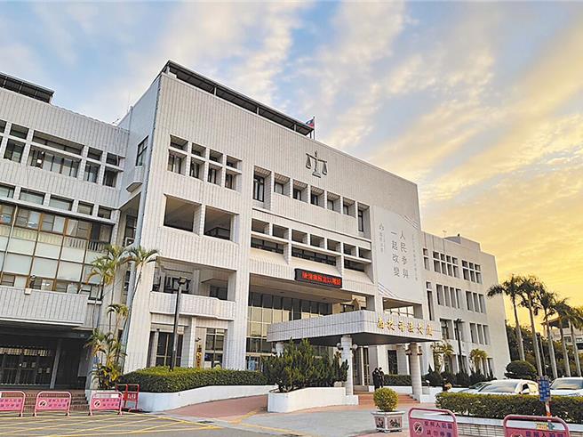 小莉的夫及1子都因罹癌而摘除1眼，小莉2023年當面譏諷父子「眼睛都看不見，都挖掉，好慘」，夫妻發生拉扯，小莉自後拉住丈夫背心勒頸，夫掙脫報警，南投地院依小莉違反保護令罪判罰金1萬元，得易服勞役，緩刑2年，受法治教育2場。（本報資料照片／陳淑芬南投傳真）