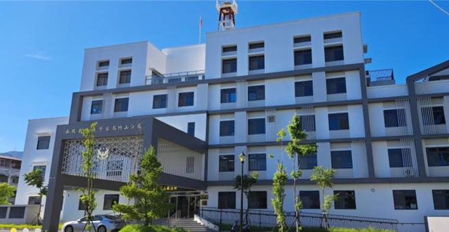 南投縣竹山鎮路旁車內驚見男屍，民眾4日清晨行經前山路一段，發現停在路肩的1輛自小客車流出血水，驚嚇報警。竹山分局警方到場處理，發現1名男子躺臥駕駛座，全身腫脹，已明顯死亡多日，將報驗追查釐清案情。（民眾提供／陳淑芬南投傳真）
