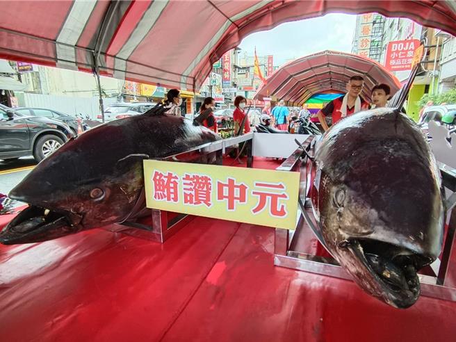 嘉義城隍廟今天開普，「鮪讚中元」供品用黑鮪魚宴請好兄弟嚐鮮。（廖素慧攝）