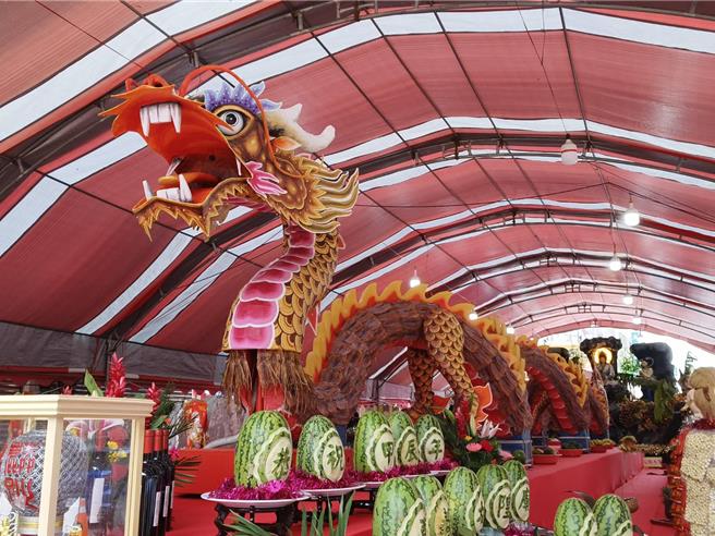 嘉義城隍廟今天開普，以魷魚創作「龍騰四海」供品，栩栩如生。（廖素慧攝）