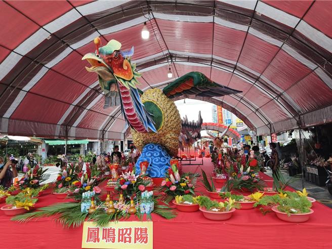 嘉義城隍廟今天開普，「鳳鳴朝陽」供品造型祥和。（廖素慧攝）