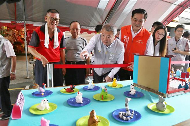 嘉義市副市長林瑞彥參觀「城隍傳藝」用傳統捏麵人的技藝。（嘉市府提供／廖素慧嘉市傳真）