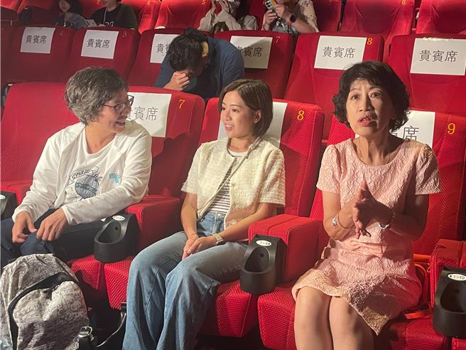 前民眾黨立委蔡壁如、民眾黨台北市議員黃瀞瑩和民眾黨主席柯文哲妻子陳佩琪（左至右）。（劉彥宜攝）