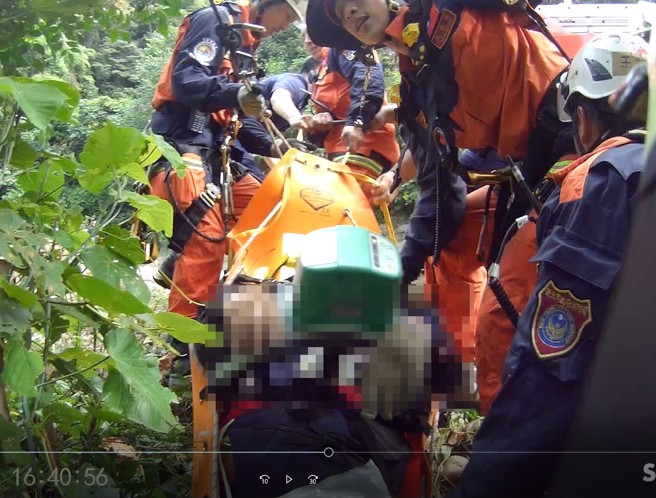 泰山一名男子在山坡除草，不明原因摔落約3樓高的山坡下，由消防隊救援送醫。（黃仲瑜翻攝）