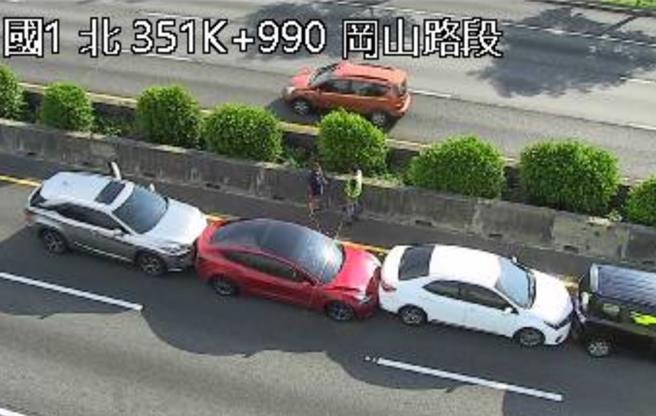 國道1號北上352公里（岡山路段）4日下午近4時發生4車追撞事故。（摘自警廣即時報APP／林瑞益高雄傳真）