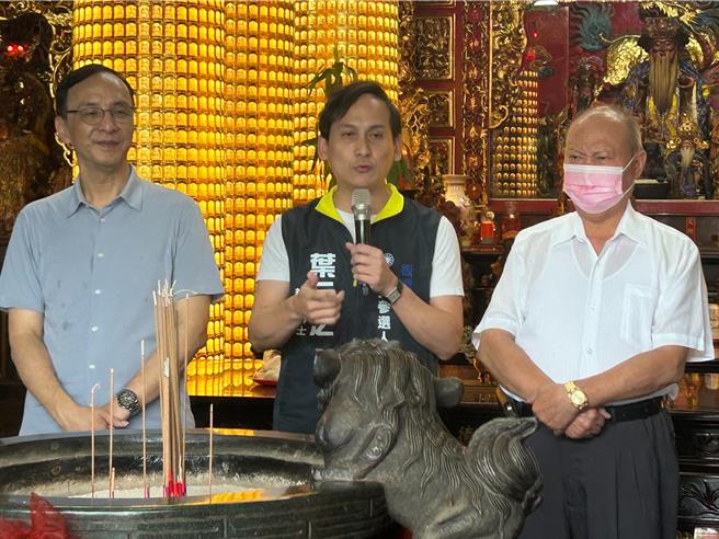 叶元之（中）明将出席侯友宜邀宴，表示应不会触及政治议题。（资料照）