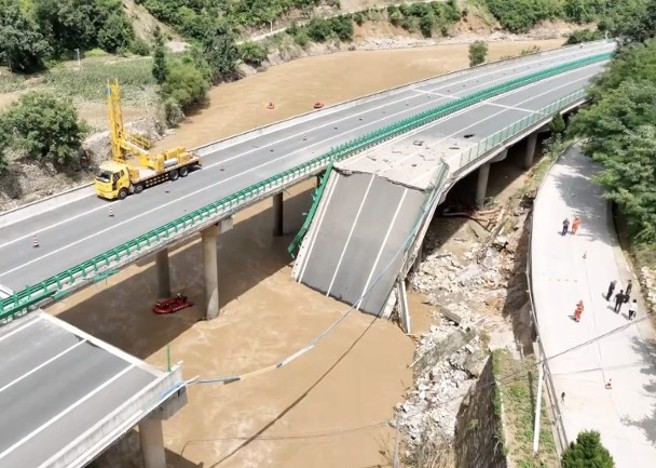 陕西省商洛市上月持续暴雨，丹寧高速水阳段公路桥梁于上月19日因山洪发生局部单侧垮塌，造成38人死亡、24人失踪，搜救和善后工作至今仍未完成。（图／新华社）