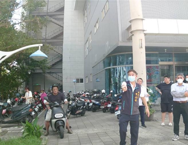 屏東警方呼籲民眾在人行道騎車不符規定、也不在「微罪不舉」規範，要注意別再犯；但縣議員曾義雄則認為「不合情理」，將研議解決方式。（曾義雄提供／謝佳潾屏東傳真）