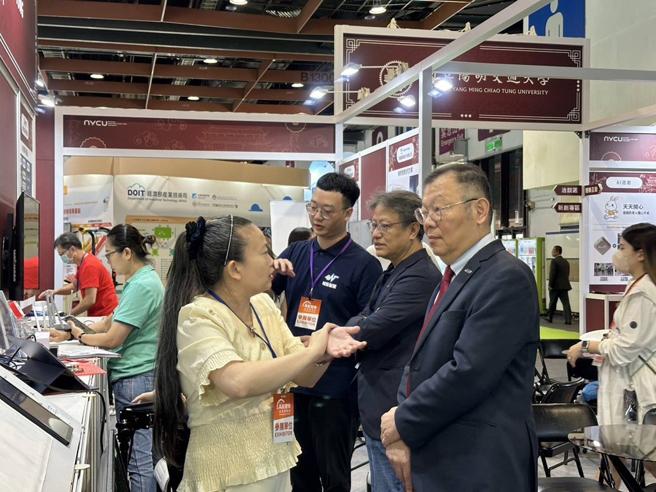 陽明交大校長林奇宏(右)及陽明交大產學共創處產創長黃經堯聆聽新創團隊介紹。圖/陽明交大提供