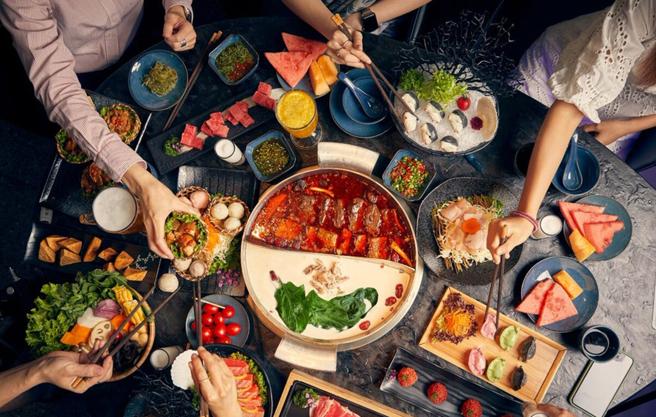 遠東Garden City潮美食公園，湊湊火鍋.茶憩父親節經典四人餐，4430元。（SOGO提供）