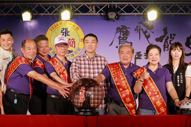 鷄籠中元祭今晚舉行主燈點燈儀式，由基隆市長謝國樑（右四）、前市長張通榮（右三）等人共同點燈。（徐佑昇攝）