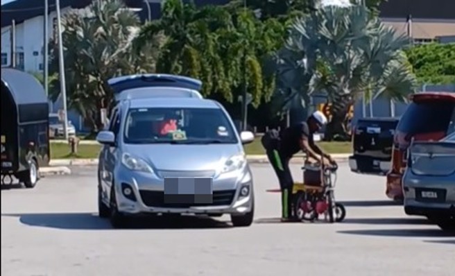 女子跟轮椅男购买牛肉隔天，居然看到男子站起来走路，还把轮椅搬上车。（图/翻摄Eja Isa脸书）