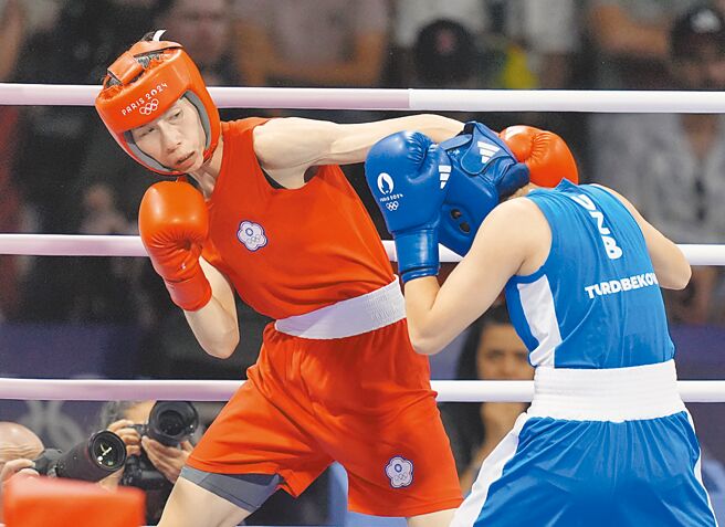 中华队林郁婷（左）顺利晋级8强，获聘文化大学体育系专任助理教授。（中华奥会提供）