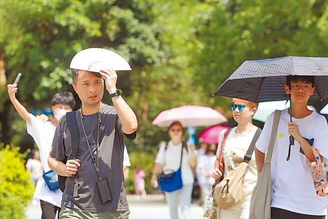 FiTLO營養師何埻安建議，大熱天應避免在正中午時曝曬，若要出門，記得做好遮陽。（本報資料照片）