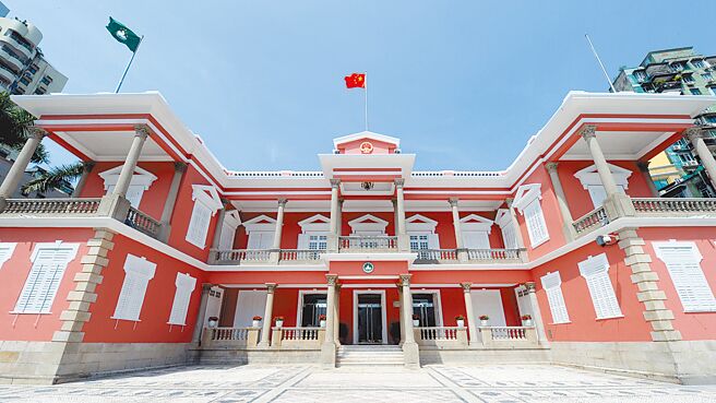 我方人員因拒簽一中承諾書，無法輪替派駐在澳門的台北經濟文化辦事處人員，陸委會與澳門政府相互指控責任在對方。圖為澳門特區政府大樓。(摘自澳門特區政府官網)