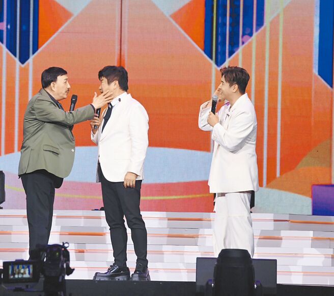 余天（左起）、胡瓜、欧汉声3日在「2024 真爱秀‧蓝宝石大歌厅」台上打巴掌，互动逗趣。（高雄流行音乐中心提供）