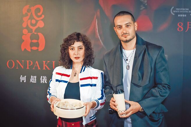 何超仪（左）3日带着旗下艺人Iman来台宣传主演新片《怨泊》。（852电影公司提供）