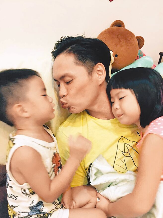 黃鐙輝和兒女感情親密，也是小孩心目中厲害的爸爸。（黃鐙輝提供）