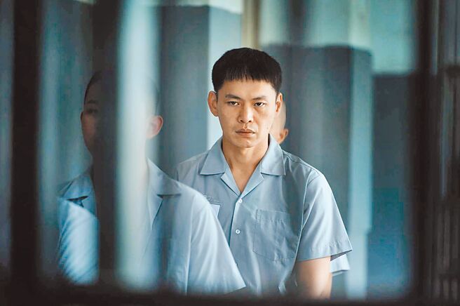 黃鐙輝在《無罪推定》飾演坐冤獄16年的受刑人，為戲特別禁食一周。（華視、公視台語台提供）