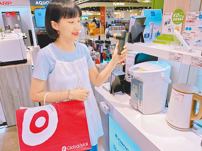 Global Mall推出「八月放闪节」，香氛、首饰、3C及情侣装扮等7折起。（Global Mall提供）