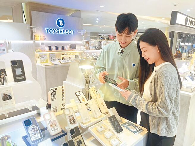 统领广场推出会员持会员条码可获桃园大庙月老红线，消费满额还可拿电影票及抽住宿券。（统领广场中心）