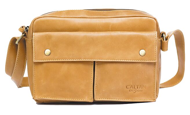 Global Mall桃园A8店推CALTAN「真皮经典款双口袋小背包」，原价4200元、会员独享价3696元。（Global Mall提供）