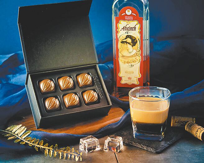 本土甜點品牌「酣甜Sweet Lush」今年首次特別於父親節、七夕情人節前夕，進駐SOGO復興館，即日起至8月8日快閃登場，其中推薦獅子座調酒巧克力（見圖）每盒700元，使用酒精濃度高達70%的肉桂茴香酒、咖啡利口酒製成巧克力內餡，酒香濃郁、甜而不膩。（SOGO提供）【飲酒過量 有礙健康】