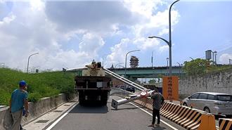 裝載機具未注意高度 拖板車撞斷限高架