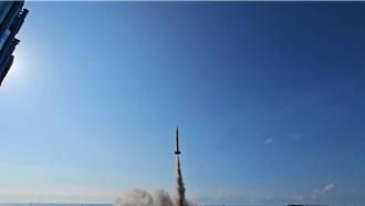 阳明交大自制固态火箭SSTO发射 屏东旭海成功升空