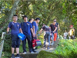 阿北烈日登山險丟命 消防頂高溫「奔上山」救援