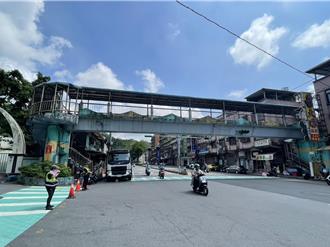 基隆南榮國小前天橋9日晚間啟動拆除 籲民眾提前改道