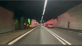 雪隧遇救護車該怎麼做？　網友PO文遭諷「駕照是雞腿換來的」