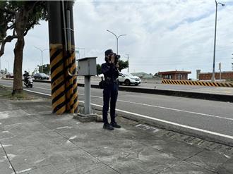 88張罰單全撤！員警「蹲坐」電桿後測速爆爭議　警方：予以申誡