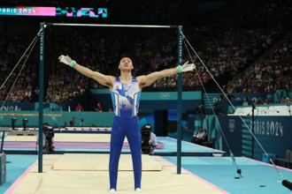 巴黎奥运》亚洲猫王唐嘉鸿单杠虽落杠失误 但仍并列获得铜牌