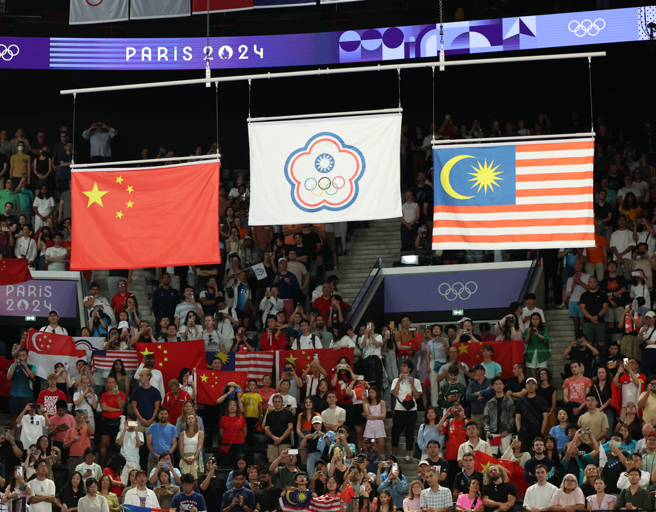 2024巴黎奧運羽球男子雙打金牌戰，中華隊李洋、王齊麟戰勝中國大陸組合拿下金牌。中華隊旗隨著國旗歌聲在場中冉冉升起， 電視轉播甚至可以聽到現場觀眾大唱台灣民眾熟知的國旗歌歌詞。（中時奧運採訪團）