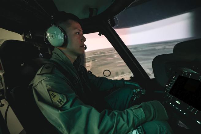 在实机飞行前，学员须完成模拟机操作训练，并从球体的座舱内，透过液压系统感受飞机的侧倾、俯仰等姿态，熟悉各项设备操作。（记者陈彦陵摄）