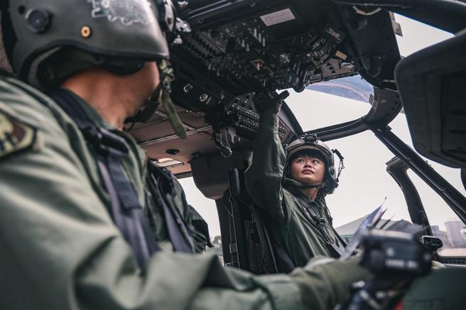 UH-60M黑鹰直升机是陆航空中重要战力，要能充分发挥其优异性能，飞行员的养成训练扮演举足轻重的角色。（记者陈彦陵摄）